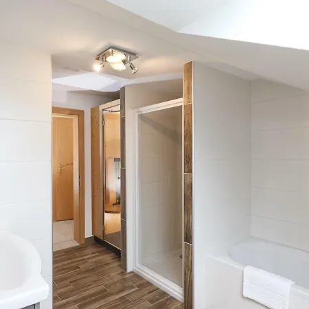 Hotel Garni Dorferwirt Am Irrsee Tiefgraben